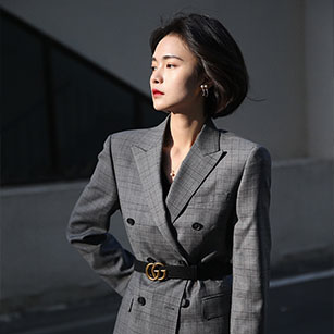 女士淺灰色網(wǎng)格雙排扣同款西服定制
